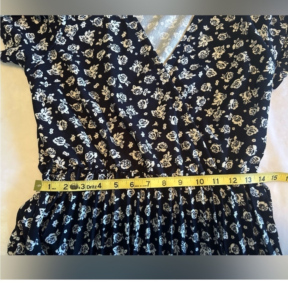 Lark + Grey black dress with white flowers size PM - Picture 4 of 6